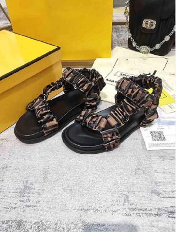 2022 Paris Women luxurys designers sandals Slippers fashion Summer Girls Beach womens sandal Slides Flip Flops Loafers Sexy Embroidered shoes large with box 35-43
2022 Paris Women luxurys designers sandals Slippers fashion Summer Girls Beach womens sandal Slides Flip Flops Loafers Sexy Embroidered shoes large with box 35-43