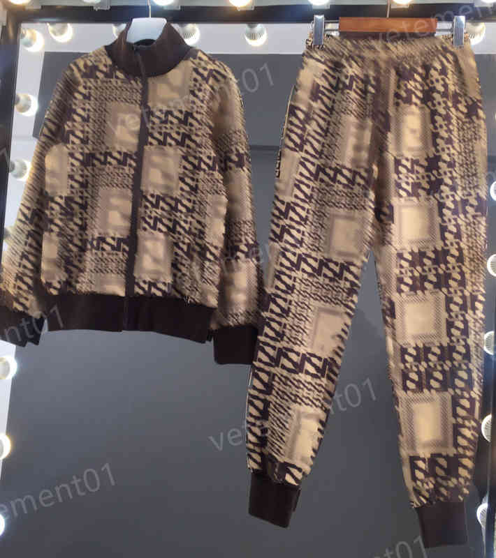 Womens Two Piece Pants Brown Plaid Striped Alphabet Print Baseball Uniform With Loose-fitting Track Pants 2 Piece Sets Luxury Designer Tracksuits 0912, 19
Womens Two Piece Pants Brown Plaid Striped Alphabet Print Baseball Uniform With Loose-fitting Track Pants 2 Piece Sets Luxury Designer Tracksuits 0912, 19