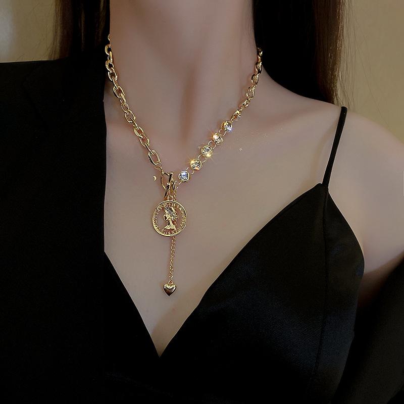 Pendant Necklaces Retro Queen Portrait Love Necklace Ladies Light Luxury Niche Design Sexy Collarbone Chain Cold Wind Accessories JewelryPen
Pendant Necklaces Retro Queen Portrait Love Necklace Ladies Light Luxury Niche Design Sexy Collarbone Chain Cold Wind Accessories JewelryPen