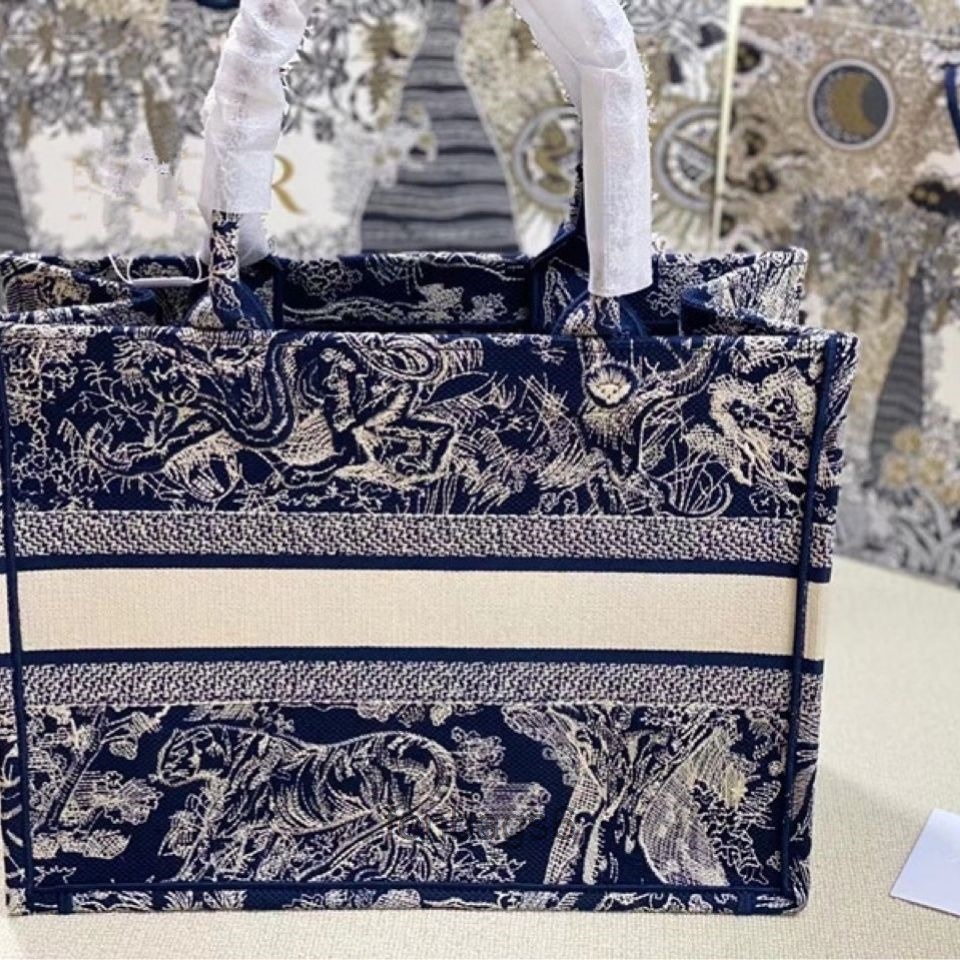 Bag 2022 Evening Designers Women Bags Christianss Handbags Tiger Series Tote Booktote Hand Three-dimensional Relief Embroidery Single Bobbys Montaignes 30 Totes, New blue tiger medium 36.5cm
Bag 2022 Evening Designers Women Bags Christianss Handbags Tiger Series Tote Booktote Hand Three-dimensional Relief Embroidery Single Bobbys Montaignes 30 Totes, New blue tiger medium 36.5cm