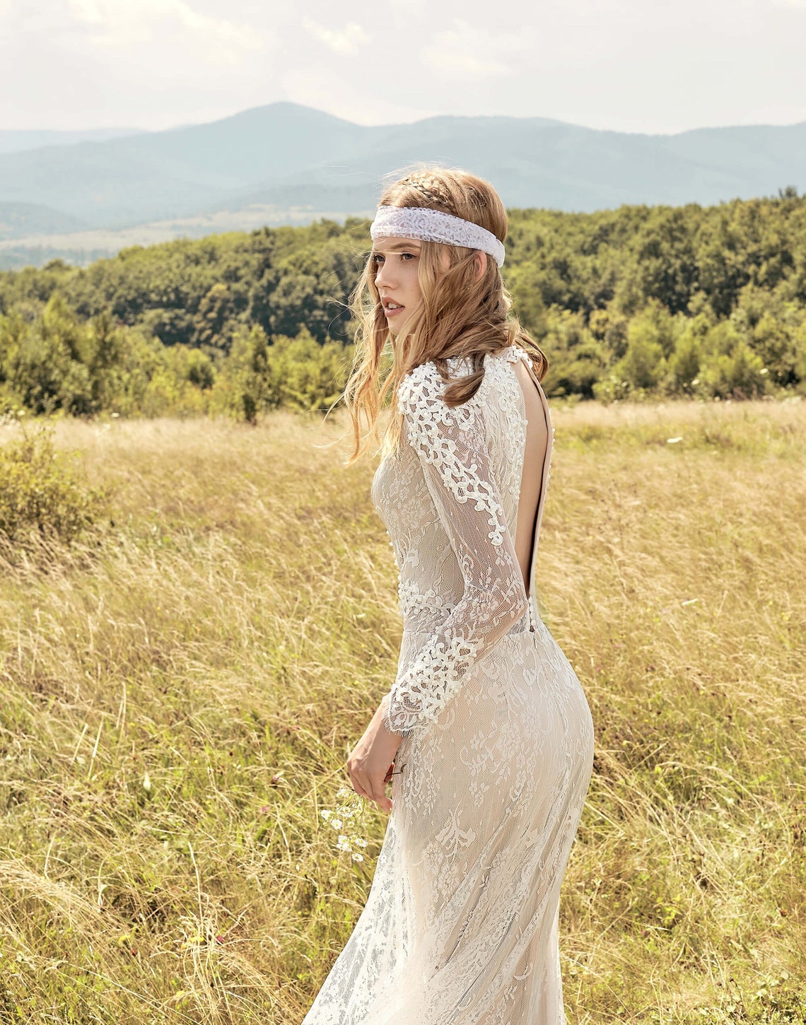 Bohemian Lace Wedding Dress Sexy Open Back Long Sleeve Jewel Neck Ivory And Beige Country Bridal Gowns Illusion Boho Beach Bride Dresses 2022 Summer A