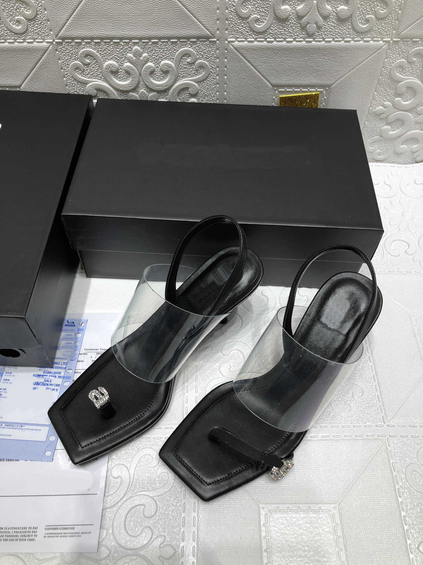 21ss Dress Shoes summer transparent plastic sandals and slippers are very sexy fashionable party essential high heels
21ss Dress Shoes summer transparent plastic sandals and slippers are very sexy fashionable party essential high heels