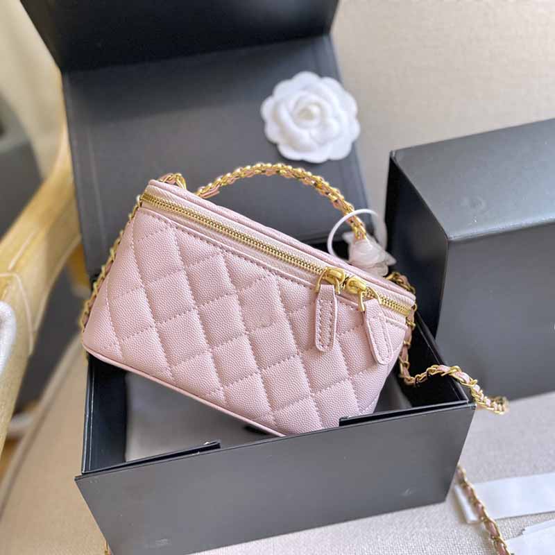 Luxury Mini Women Cosmetic Bags Box Caviar Golden Metal Letter Handle Tote Bag Handbag Gold-Tone Badge Hardware Chain Double Zipper With Mirror Designer Bags 18cm Z
Luxury Mini Women Cosmetic Bags Box Caviar Golden Metal Letter Handle Tote Bag Handbag Gold-Tone Badge Hardware Chain Double Zipper With Mirror Designer Bags 18cm Z
