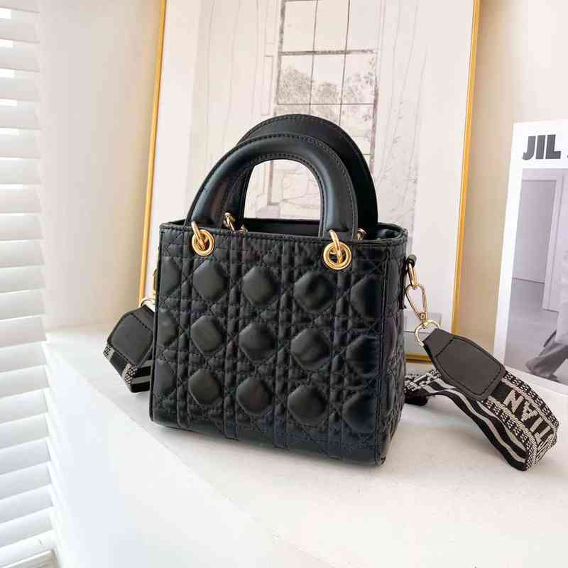 Temperament Foreign Style Trend D-shaped Princs Bag 2022 New Lingge Xiangfeng Portable Msenger Bag Female Student, Black
Temperament Foreign Style Trend D-shaped Princs Bag 2022 New Lingge Xiangfeng Portable Msenger Bag Female Student, Black