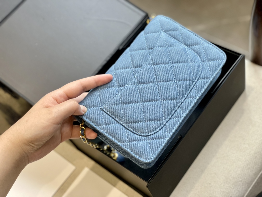 Chan bag2022 Lady's new fashion dinner bag denim metal chain shoulder bag designer bags Valentine's Day birthday gift high quality handbag, Gift tshirt
Chan bag2022 Lady's new fashion dinner bag denim metal chain shoulder bag designer bags Valentine's Day birthday gift high quality handbag, Gift tshirt