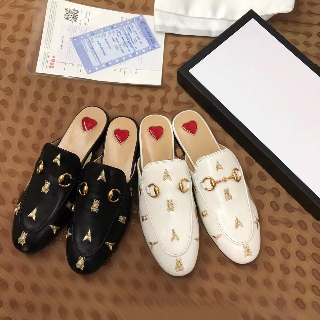 Princetown leather Sandals Designer Casual Shoes Men Women Loafers Genuine Sandals Metal Chain Shoe Velvet Slipper size 35-45, Shoe box
Princetown leather Sandals Designer Casual Shoes Men Women Loafers Genuine Sandals Metal Chain Shoe Velvet Slipper size 35-45, Shoe box