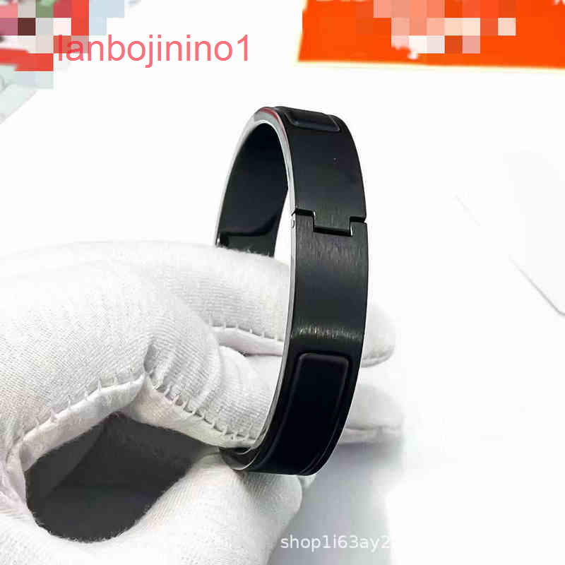 Designer Herme Bracelets 2022 new Aijia cool frosted all Black male and female H letter high version CNC couple
Designer Herme Bracelets 2022 new Aijia cool frosted all Black male and female H letter high version CNC couple
