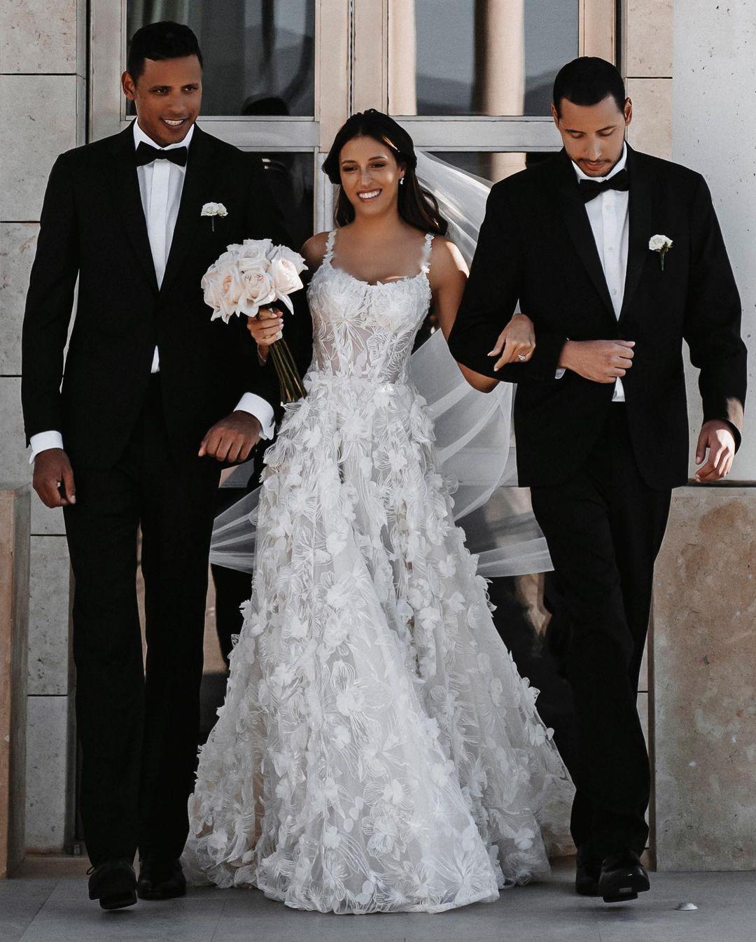 Bohemian Beach Wedding Gowns 2022 3D Florals Lace Backless Sweep Train Plus Size Boho Garden Bridal Party Dresses robe mariage