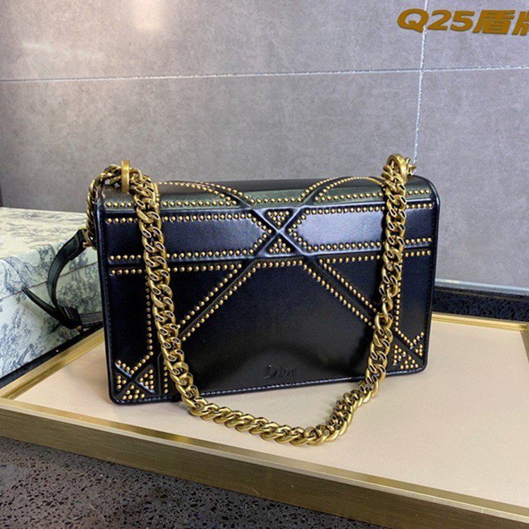 High quality Classic Rivet organ small square bag metal chain shield envelope bag female personality locomotive postman bags Totes, Customize
High quality Classic Rivet organ small square bag metal chain shield envelope bag female personality locomotive postman bags Totes, Customize