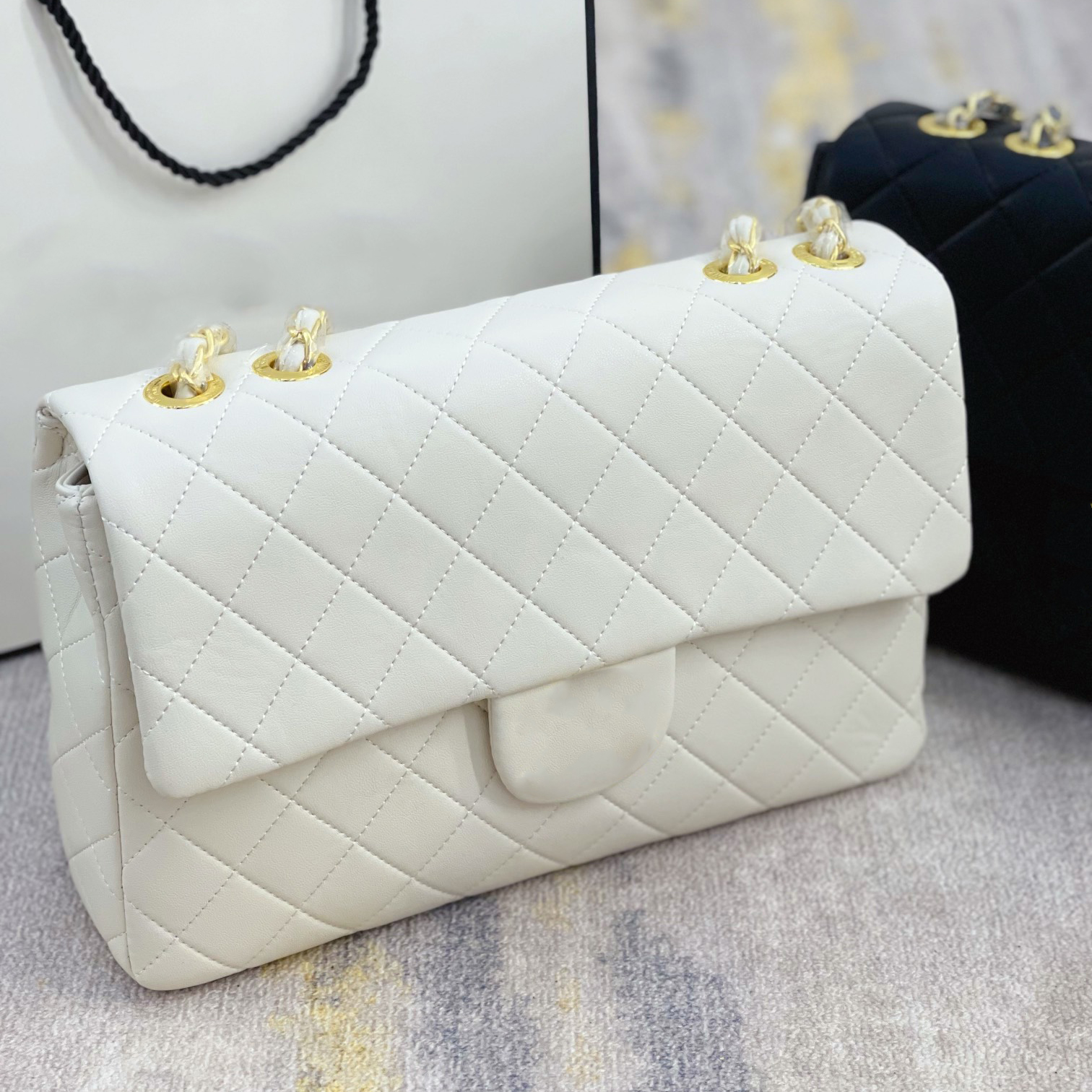 Classic Flap Bags Top Lambskin Black and White Quilted Plaid Gold Metal Chain Button Shoulder Bag Designer Luxury Ladies Outdoor Crossbody Bag Handbag Carry 32CM
Classic Flap Bags Top Lambskin Black and White Quilted Plaid Gold Metal Chain Button Shoulder Bag Designer Luxury Ladies Outdoor Crossbody Bag Handbag Carry 32CM