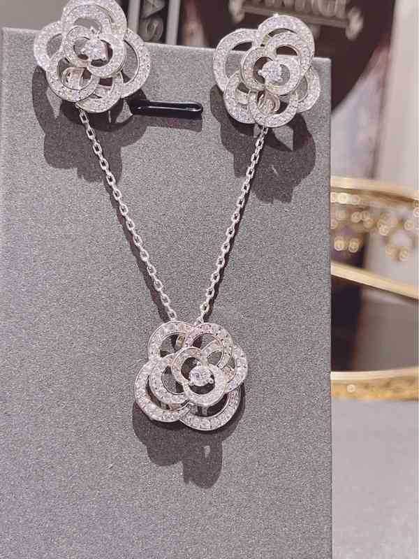 Camellia hollowed out flowers fashion stars with grandma Xiang versatile Necklace Earrings women
Camellia hollowed out flowers fashion stars with grandma Xiang versatile Necklace Earrings women