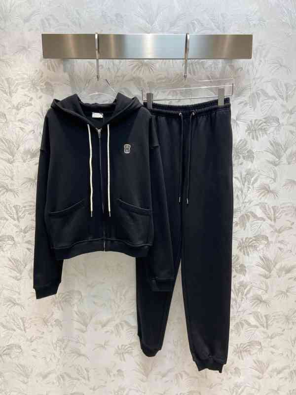 Womens Two Piece Pants Brand CE Autumn Simple Solid Color Long-sleeved Zippered Cardigan Jacket And Loose Sports Trousers Set Luxury Designer Tracksuits
Womens Two Piece Pants Brand CE Autumn Simple Solid Color Long-sleeved Zippered Cardigan Jacket And Loose Sports Trousers Set Luxury Designer Tracksuits