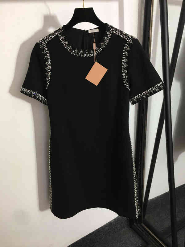 Designer Womens Simple Dresses Classic Brand Simple Solid Color Pearl Decoration Street Fashion Miu Short Sleeve Dress Luxury Women Clothing Apparel
Designer Womens Simple Dresses Classic Brand Simple Solid Color Pearl Decoration Street Fashion Miu Short Sleeve Dress Luxury Women Clothing Apparel