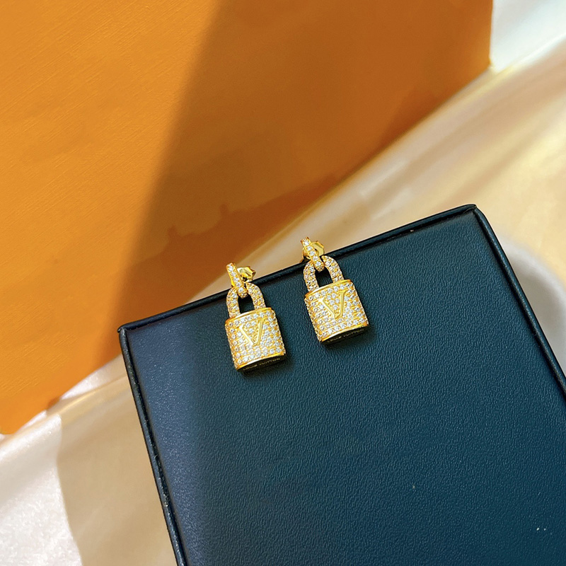 Fashion Jewelry Designer Earring For Women Men Pendant Earrings Stud Earings Love Lock Diamond Studs Hoops Brand Gold Letter V Box Good
Fashion Jewelry Designer Earring For Women Men Pendant Earrings Stud Earings Love Lock Diamond Studs Hoops Brand Gold Letter V Box Good