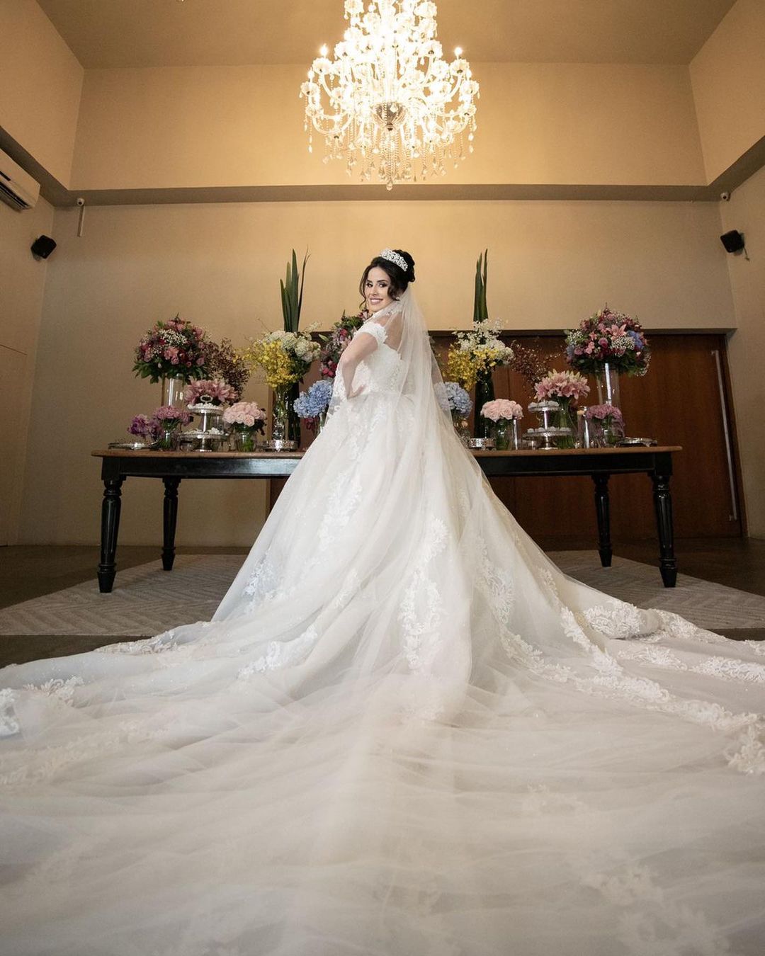 Luxurious Ball Gown Wedding Dresses Off Shoulder Puffy Skirt Tulle Lace Flowers Elegant Bride Dress Wedding Gowns Custom Made