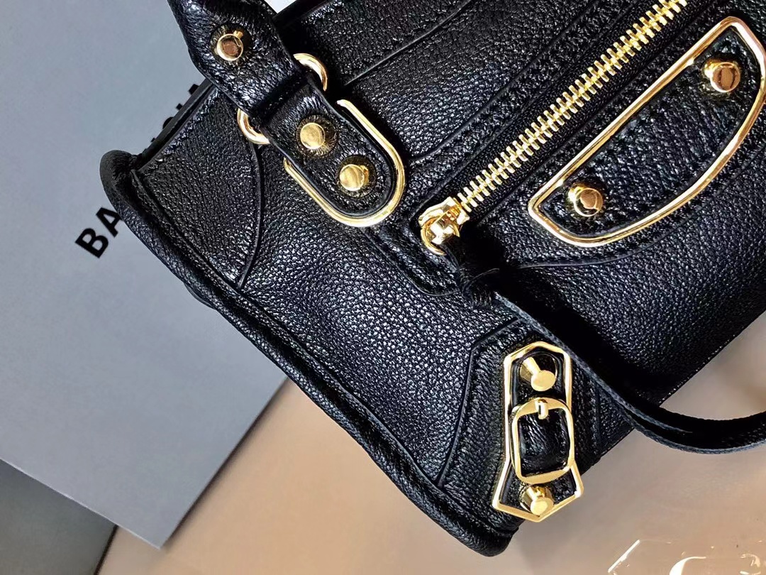 2022 B Crocodile pattern motorcycle bag shoulder messenger bag neo classic City Print Leather Designers Luxury Crossbody black
2022 B Crocodile pattern motorcycle bag shoulder messenger bag neo classic City Print Leather Designers Luxury Crossbody black