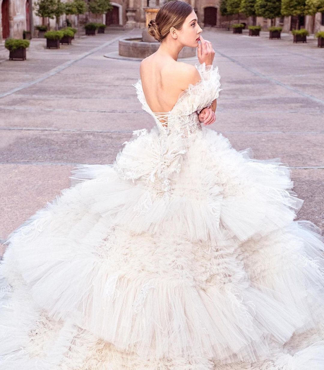 Luxurious Ball Gown Wedding Dress Sequins Beads Strapless Sexy V Neck Sleevesless Lace Tulle Ruffles Floor Length Custom Made Sweep Train Bridal Dress