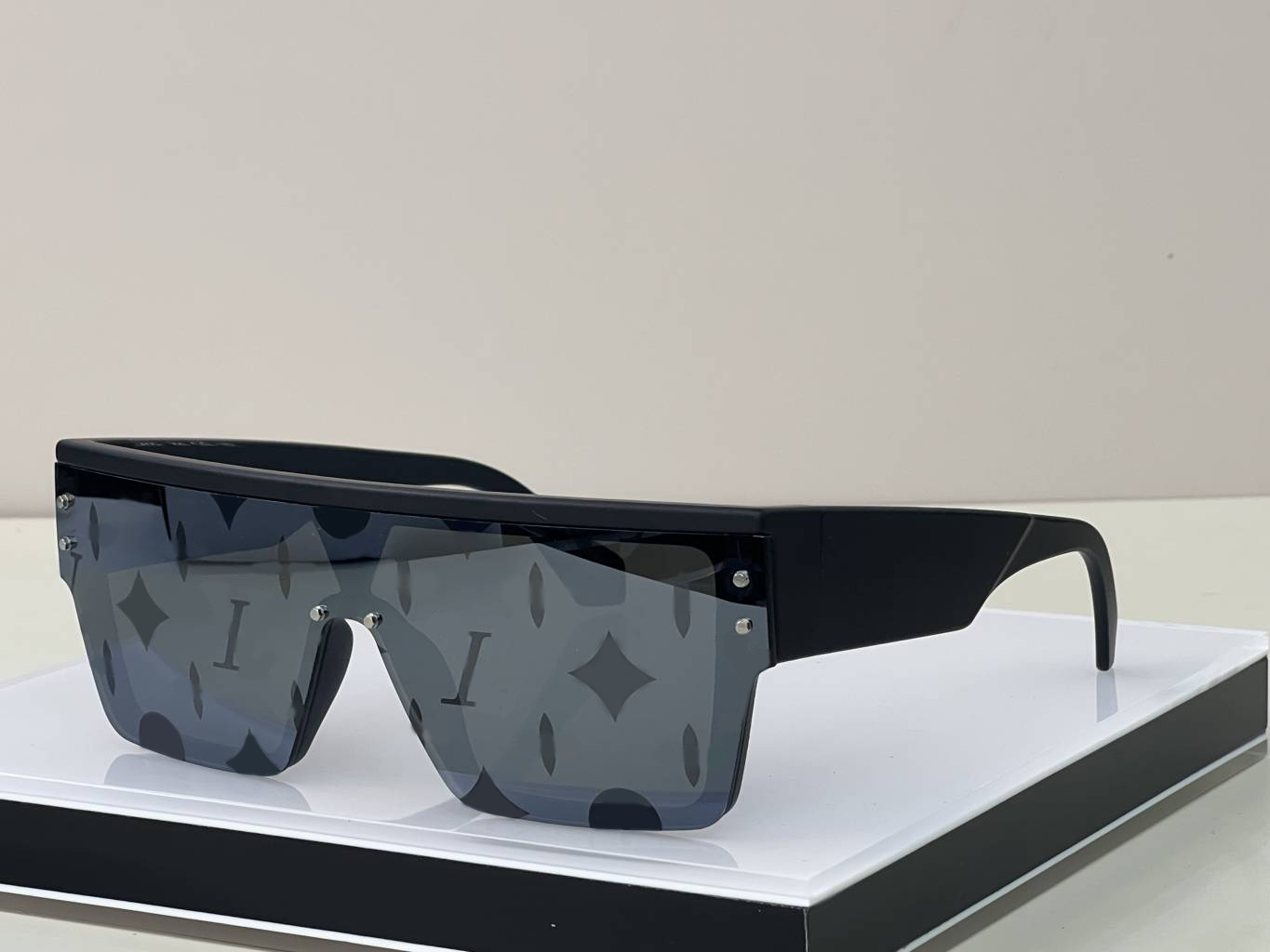 luxury hot designer Sunglasses For men sunglasses for WoMen Style Anti-Ultraviolet Retro Shield Lens Plate Square One-Piece Full Matte Frame Fashion Eyeglasses
luxury hot designer Sunglasses For men sunglasses for WoMen Style Anti-Ultraviolet Retro Shield Lens Plate Square One-Piece Full Matte Frame Fashion Eyeglasses