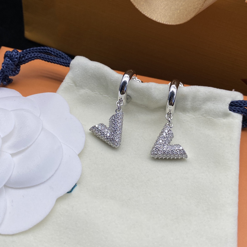 Women Designer Earrings Silver Color With Diamonds New Earring Designers Jewelry Womens Accessories For Party Letters Ear Studs D228125F
Women Designer Earrings Silver Color With Diamonds New Earring Designers Jewelry Womens Accessories For Party Letters Ear Studs D228125F
