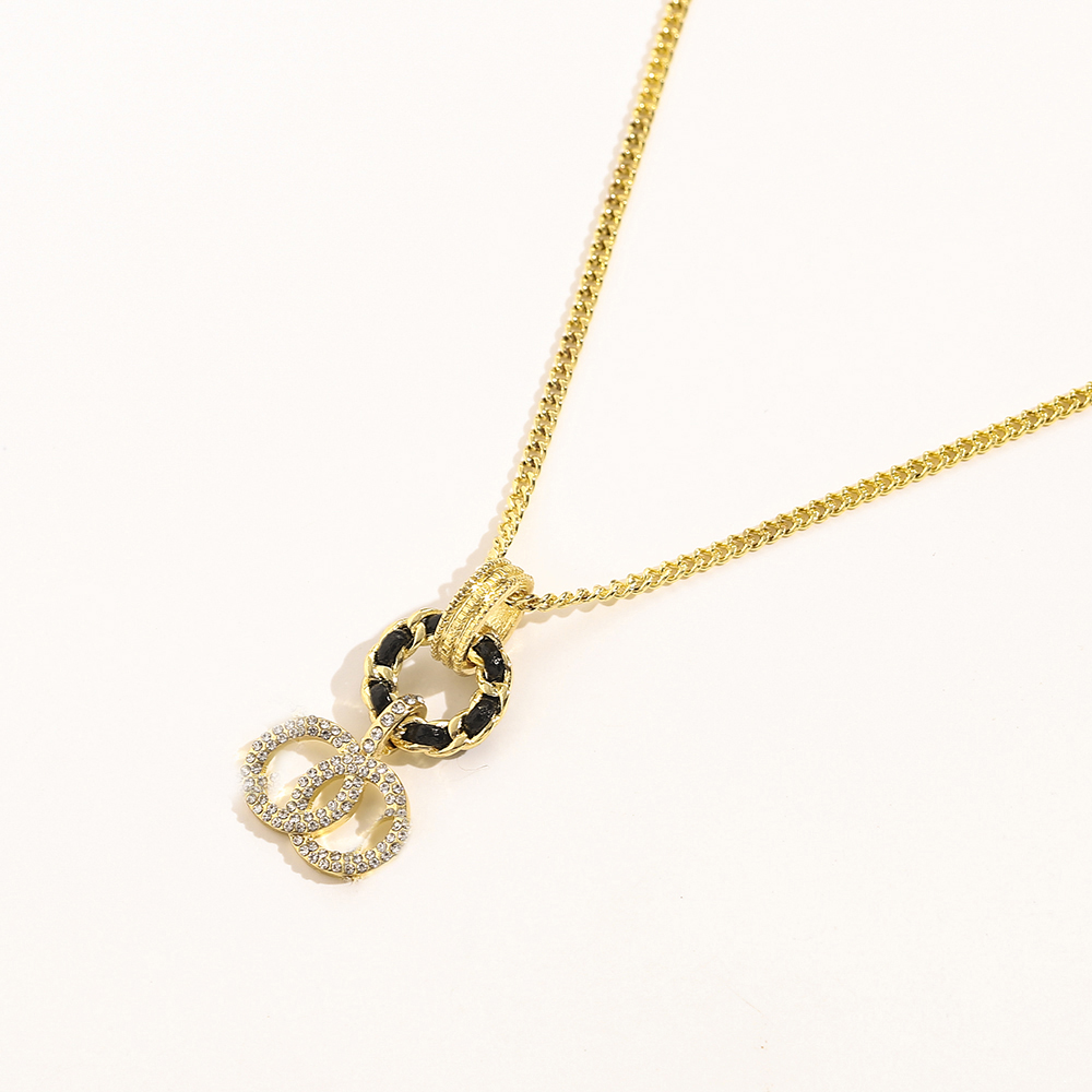 Never Fading 18K Gold Plated Brand Designer Double Letter Pendant Necklaces Crystal Rhinestone Stainless Steel Leather Choker Necklace Chain Jewelry Accessories
Never Fading 18K Gold Plated Brand Designer Double Letter Pendant Necklaces Crystal Rhinestone Stainless Steel Leather Choker Necklace Chain Jewelry Accessories