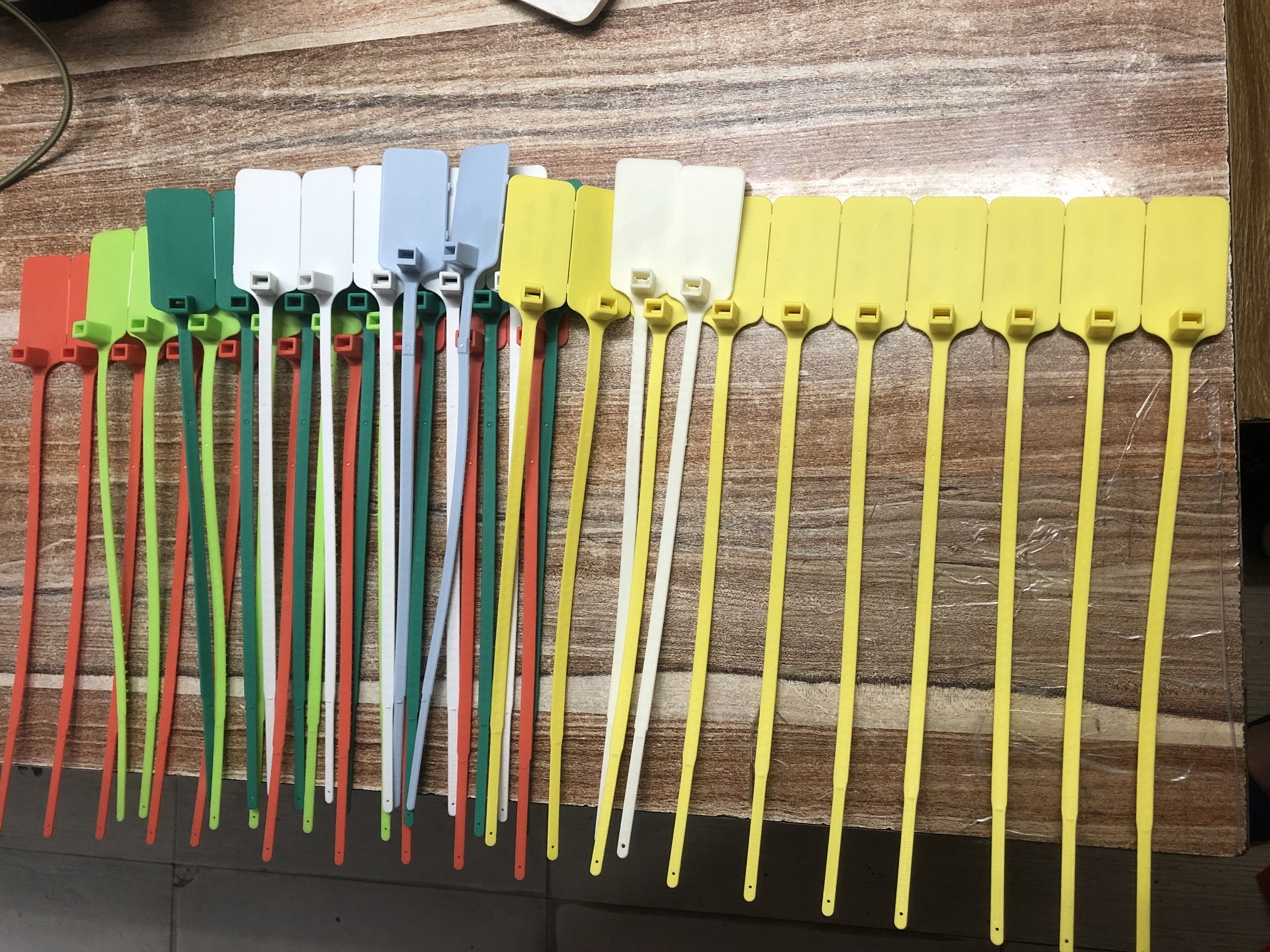 off shoe zip tie red white blue yellow strap ow tag plastic buckle virgial designer c c label 2022 567
off shoe zip tie red white blue yellow strap ow tag plastic buckle virgial designer c c label 2022 567