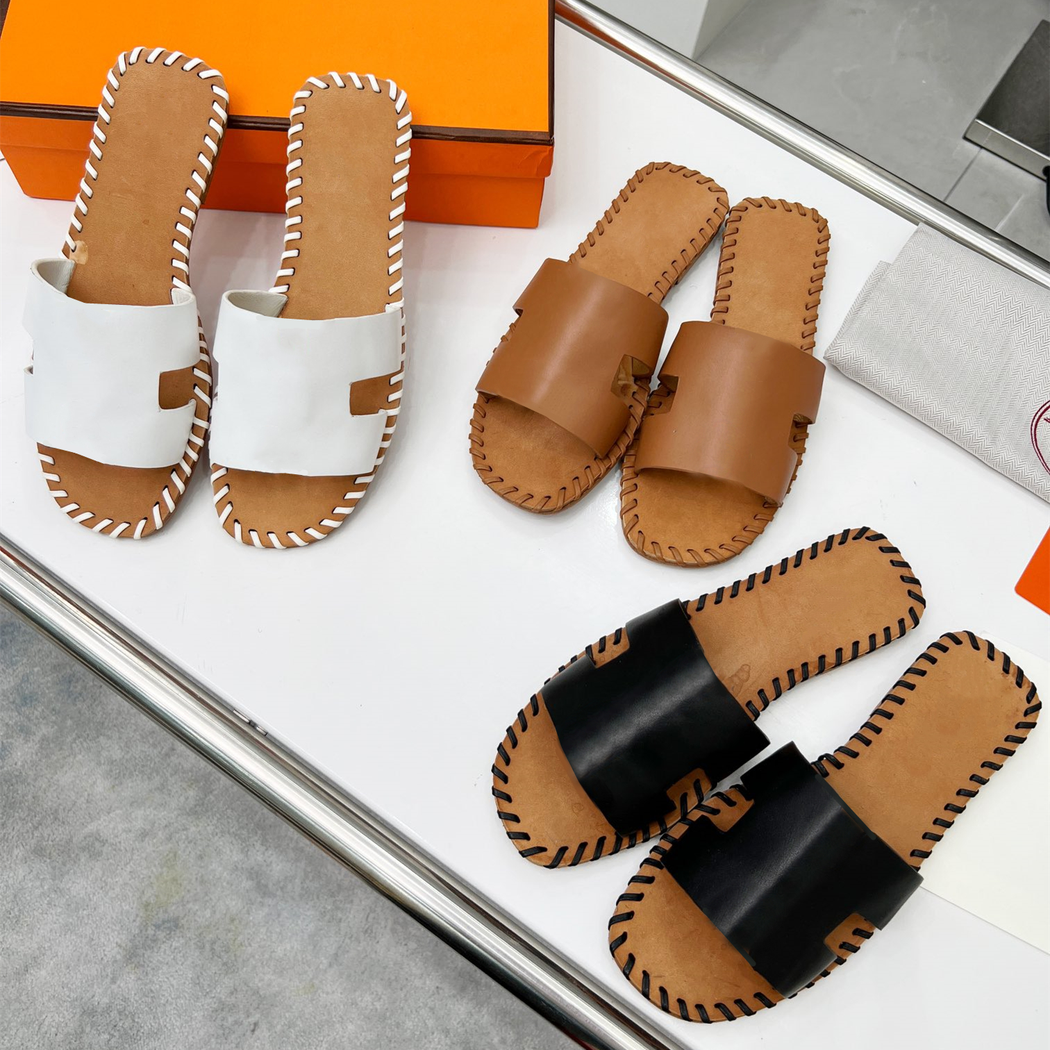 2022 Spring New Designer luxury women leather summer slippers Women's sheepskin sandals flat big head slipper Top quality with box 35-41, #11
2022 Spring New Designer luxury women leather summer slippers Women's sheepskin sandals flat big head slipper Top quality with box 35-41, #11