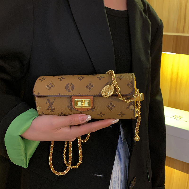 Women's Sling Backpack 2022 New High Quality Fashion Silk Portable Cylindrical Bucket Bag Single Shoulder Messenger Women's Bag, No package
Women's Sling Backpack 2022 New High Quality Fashion Silk Portable Cylindrical Bucket Bag Single Shoulder Messenger Women's Bag, No package
