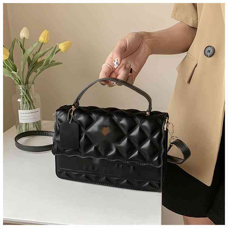 Brand design woman's Letter Quilted shoulder Chain CC bag lambskin handbag vintage messenger bags caviar Leather le boy 2.55 Flap Bag 152, Black
Brand design woman's Letter Quilted shoulder Chain CC bag lambskin handbag vintage messenger bags caviar Leather le boy 2.55 Flap Bag 152, Black