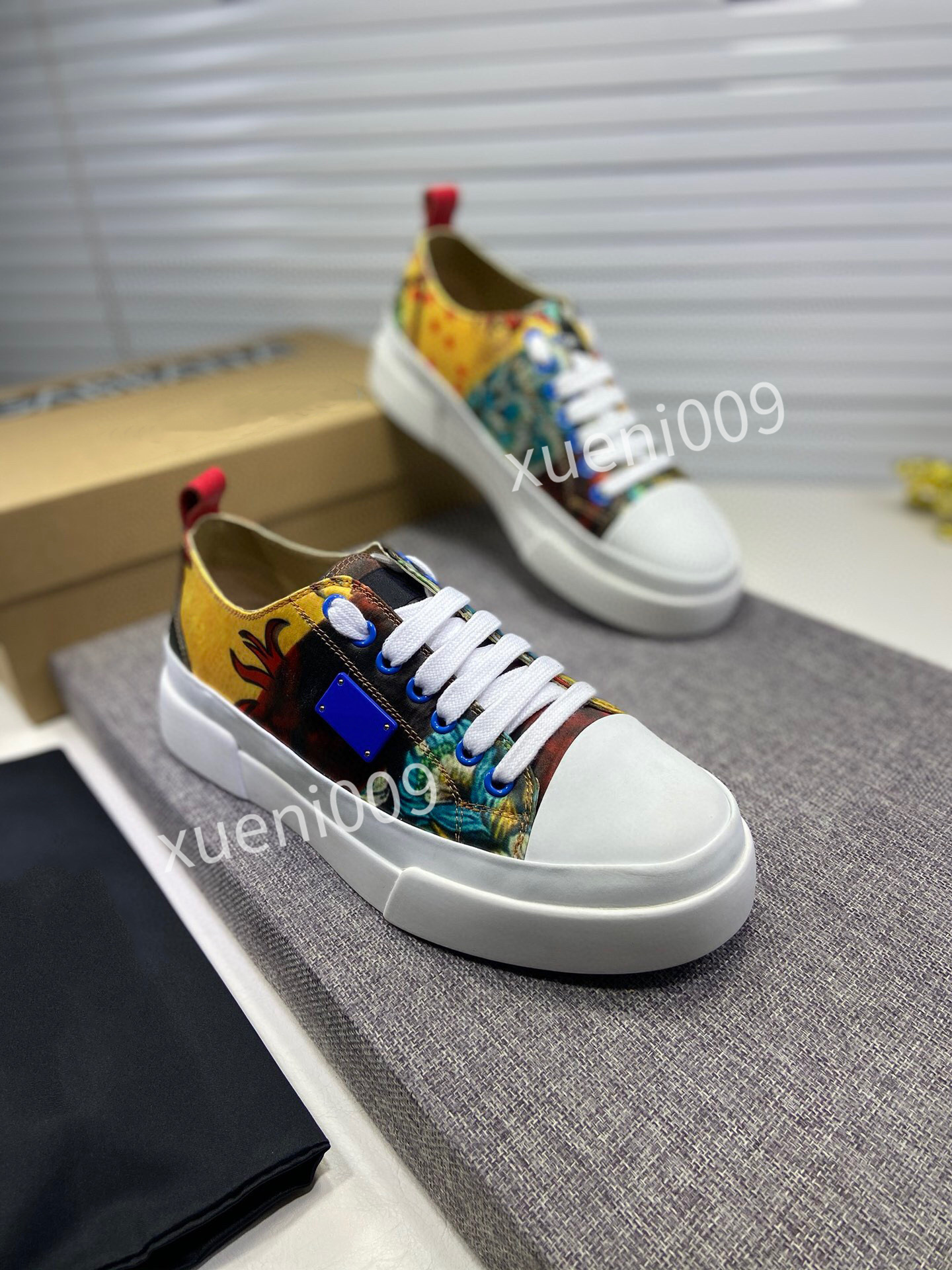 2022 Luxurys Designers Men Shoes Low-top Calfskin Sneakers Rubber Sole Heat Embossed Causal Shoe Outdoor Sports Trainers hx210303, 02
2022 Luxurys Designers Men Shoes Low-top Calfskin Sneakers Rubber Sole Heat Embossed Causal Shoe Outdoor Sports Trainers hx210303, 02