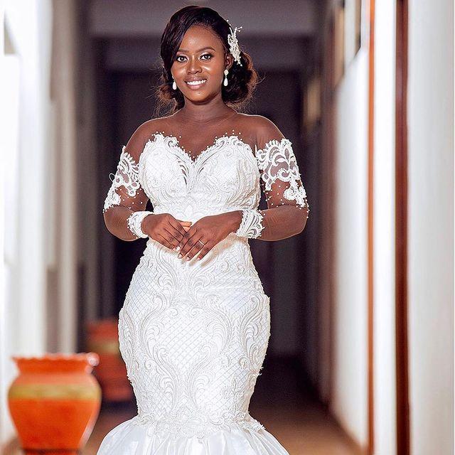 2022 Sexy Arabic Aso Ebi Mermaid Wedding Gowns Bridal Gowns Sheer Illusion Neck Lace Appliques Crystal Beaded Long Sleeves Plus Size Vintage