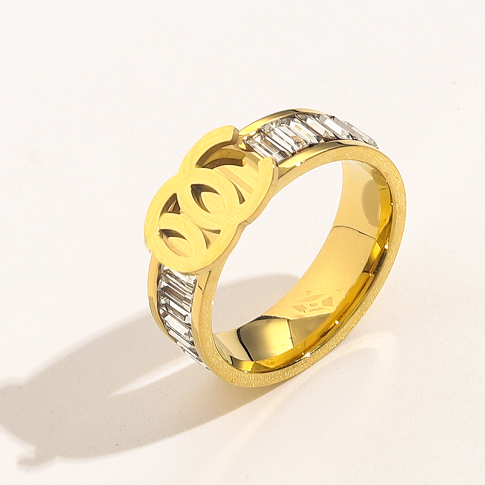 New Style Jewelry Designer Rings Women Letter 18K Gold Plated Stainless Steel Diamond Gemstones Ring Fine Finger Ring Love Wedding Supplies ZG1604
New Style Jewelry Designer Rings Women Letter 18K Gold Plated Stainless Steel Diamond Gemstones Ring Fine Finger Ring Love Wedding Supplies ZG1604