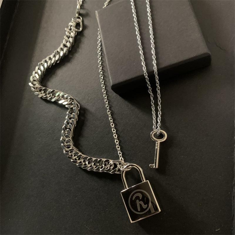 Pendant Necklaces 2PCS/SETS Anime Ai Yazawa NANA Necklace Lover's Key&Lock Simple Stainless Steel Curb Cuban Lin Cosplay JewelryPend
Pendant Necklaces 2PCS/SETS Anime Ai Yazawa NANA Necklace Lover's Key&Lock Simple Stainless Steel Curb Cuban Lin Cosplay JewelryPend