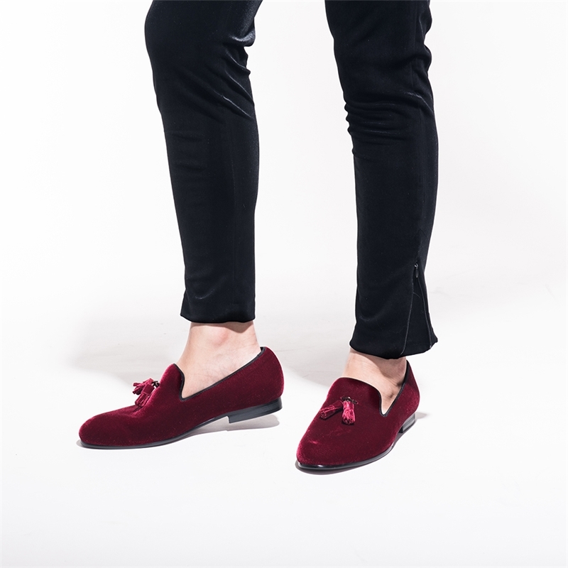 Piergitar New men velvet shoe with velvet tassel Party and Wedding men dress shoes British style men loafers fashion mens flats 210312
