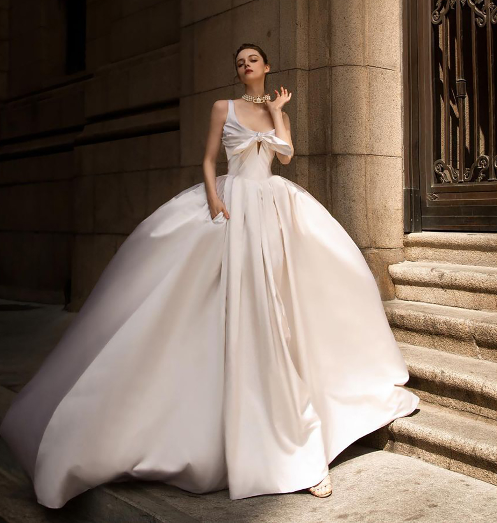 Elegant Satin Gown Wedding Dress Sexy V Neck Sleeveless Spaghetti Straps Bow Tie Appliques Custom Floor Length Made Satin Bridal Dresses Vestido De No