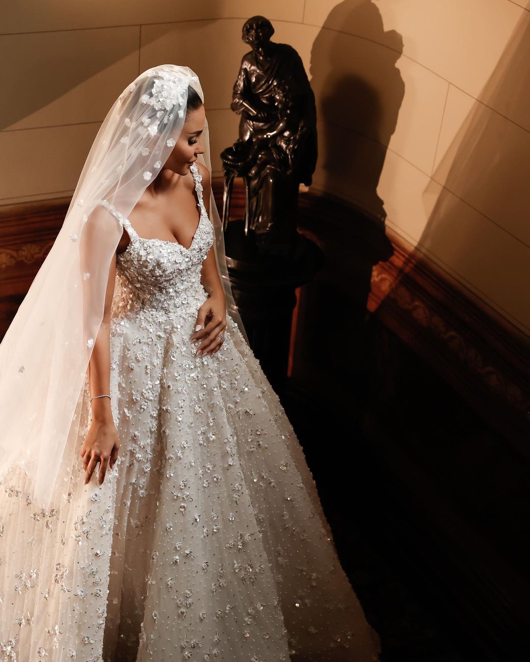 Sexy Floral A Line Wedding Dress Spaghetti Straps Applique Sleeveless Custom Made Saudi Arabic Bridal Gown Vestios De Novia