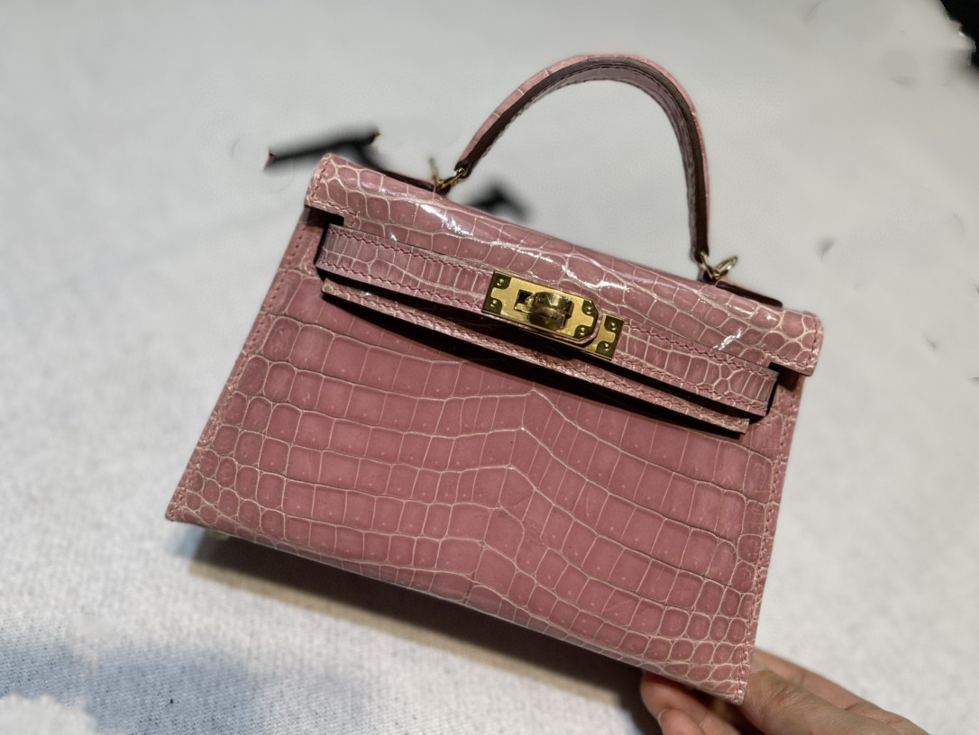 mini luxury bag,19.5cm,,factory wholesale light purple color, real shinny crocodile leather, fully handmade wax thread, usurally by order only,fast delivery
mini luxury bag,19.5cm,,factory wholesale light purple color, real shinny crocodile leather, fully handmade wax thread, usurally by order only,fast delivery