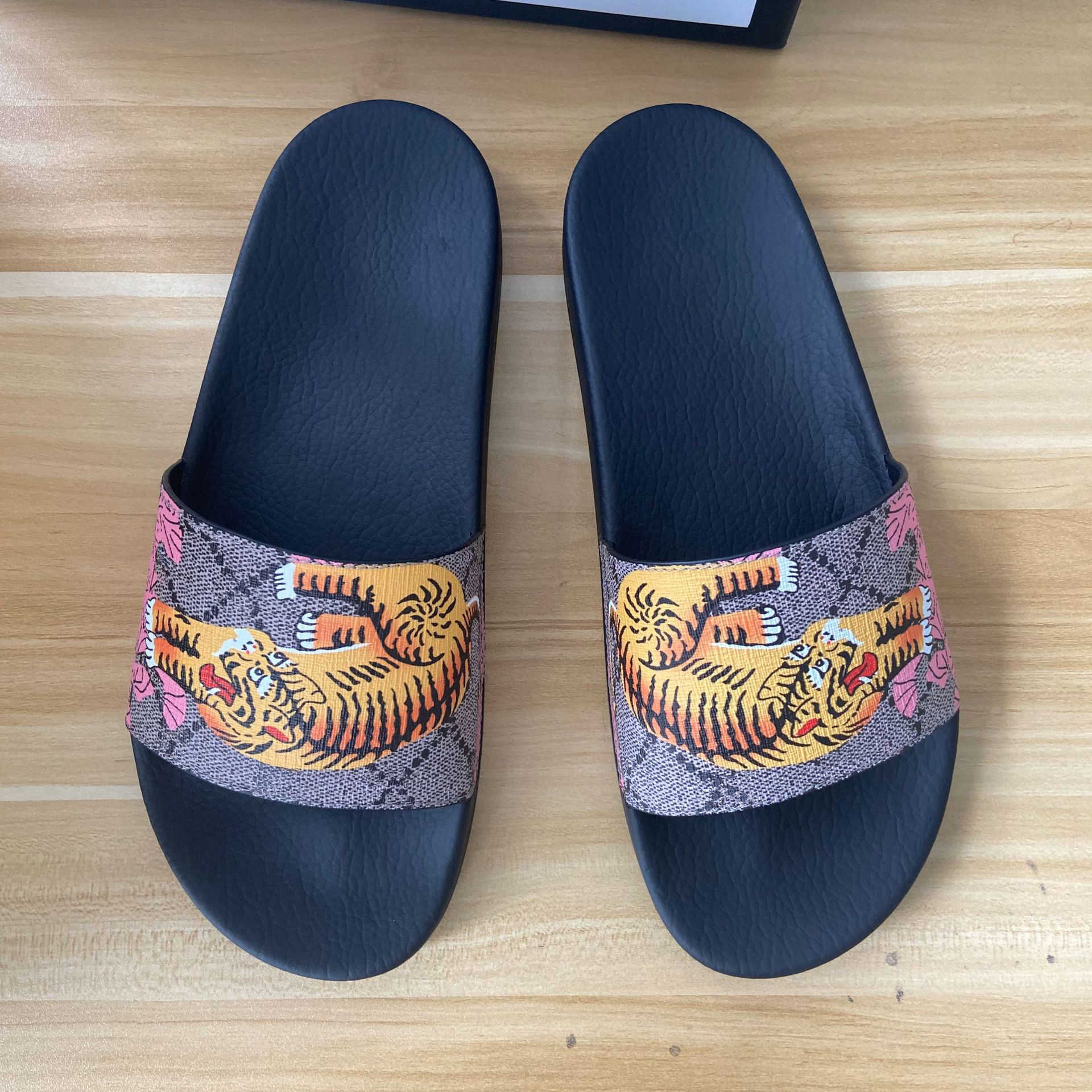Classics Fashion Women slipper Sandals Slides Summer Sexy real leather platform Flats Shoes Ladies Beach Slippers, Box
Classics Fashion Women slipper Sandals Slides Summer Sexy real leather platform Flats Shoes Ladies Beach Slippers, Box