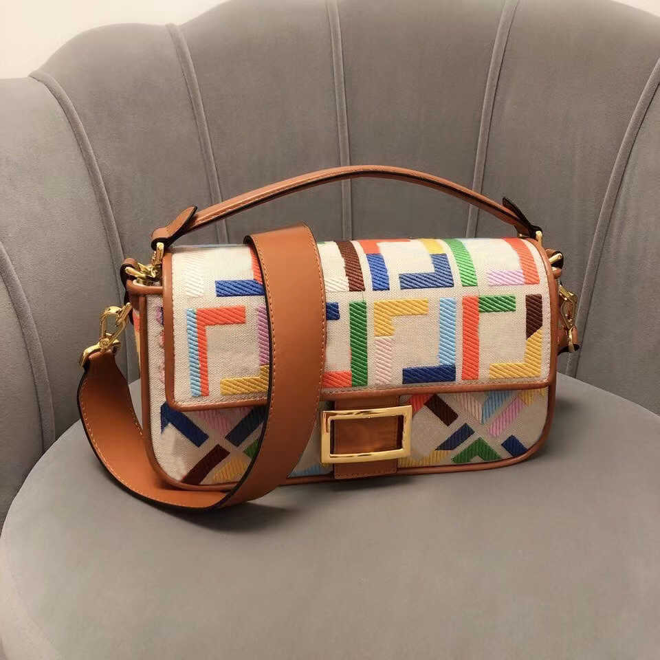 Designers Women Shoulder Bags Tote Luxury Crossbody Bag Wallet Embroidery Decorate Leisure Fashion Womens Totes Purse, Size:26x15x5 cm
Designers Women Shoulder Bags Tote Luxury Crossbody Bag Wallet Embroidery Decorate Leisure Fashion Womens Totes Purse, Size:26x15x5 cm