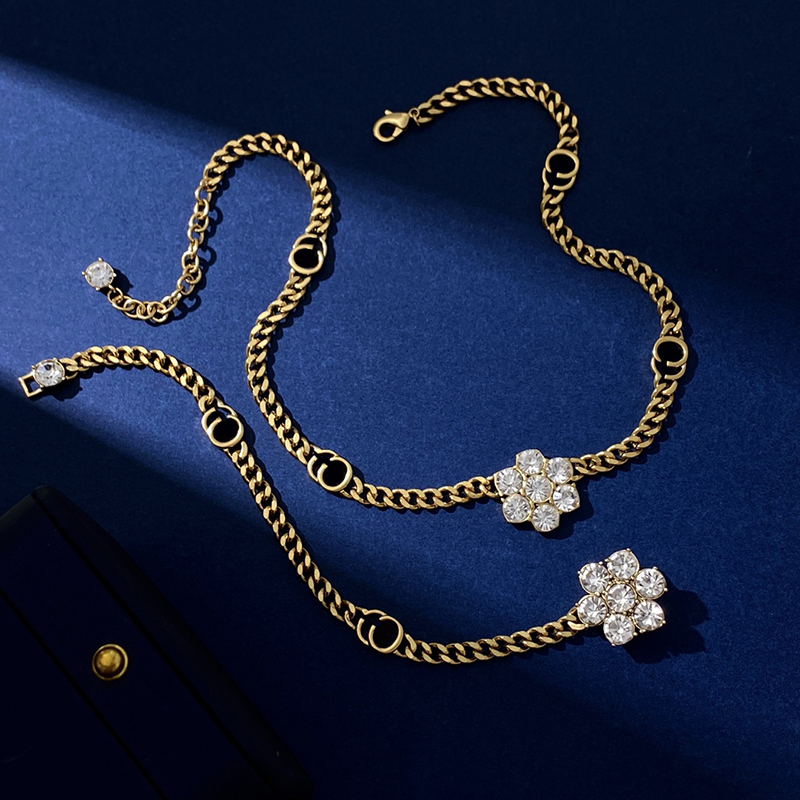 Mens Bracelet Necklace Set Designer Letter Bracelets For Women Diamonds Necklaces Flowers Jewelry Fashion Gold Chain Link Necklaces 2206232D, With box
Mens Bracelet Necklace Set Designer Letter Bracelets For Women Diamonds Necklaces Flowers Jewelry Fashion Gold Chain Link Necklaces 2206232D, With box