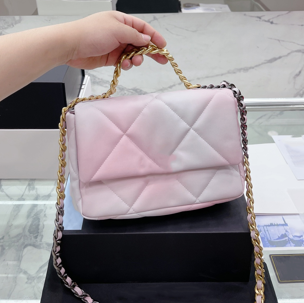 2022Ss Classic 19 Series Rainbow Dye Fairy Designer Bags Lambskin Classic Quilted Gold Metal Chain Crossbody Shoulder Bag Luxury Ladies Mini Handbag 25CM, Box
2022Ss Classic 19 Series Rainbow Dye Fairy Designer Bags Lambskin Classic Quilted Gold Metal Chain Crossbody Shoulder Bag Luxury Ladies Mini Handbag 25CM, Box