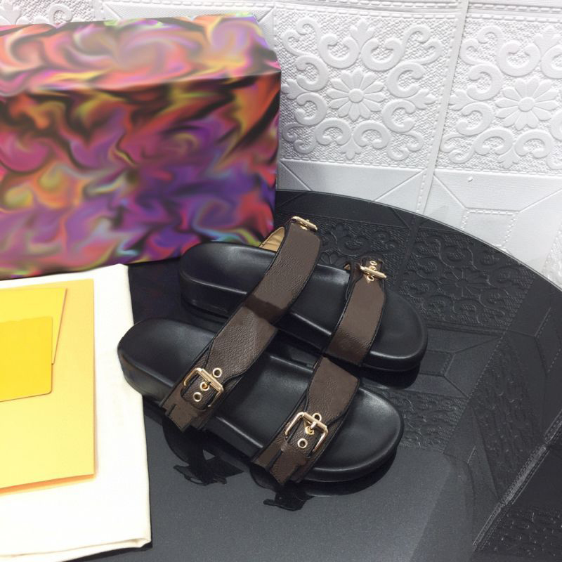 Women Bom Dia Flat Mule Leather Sandals Designer Slippers Flip Flops with gold-tone buckles Lady Girls Letter Print cowboy Casual Shoes With Box 346, Socks
Women Bom Dia Flat Mule Leather Sandals Designer Slippers Flip Flops with gold-tone buckles Lady Girls Letter Print cowboy Casual Shoes With Box 346, Socks