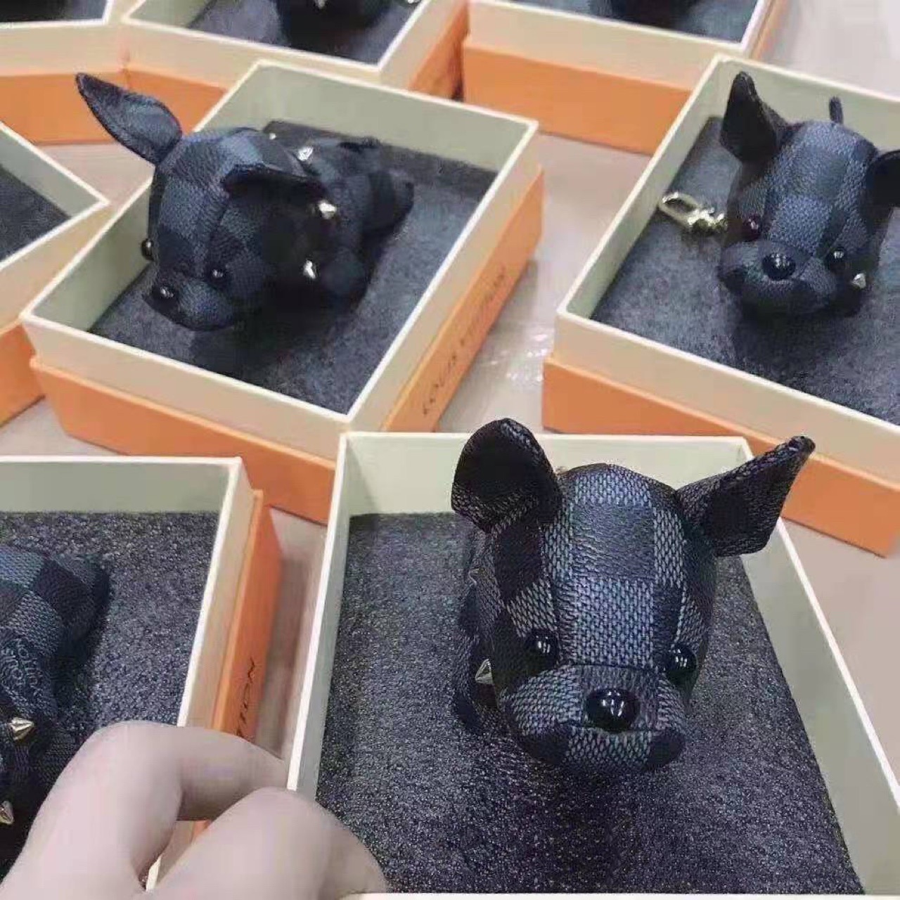 2022 Designer Cartoon Animal Small Dog Creative Key Chain Accessories Key-Ring PU Leather Letter Pattern Car Keychain Jewelry Gifts Accessories
2022 Designer Cartoon Animal Small Dog Creative Key Chain Accessories Key-Ring PU Leather Letter Pattern Car Keychain Jewelry Gifts Accessories