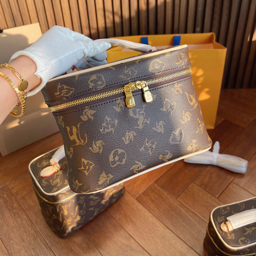 Cosmetic Bags Woman Printing Letter Handbags Restoring Ancient Ways Bag Fashion Pu 4size Lady Paty Handbag, Make up of price
Cosmetic Bags Woman Printing Letter Handbags Restoring Ancient Ways Bag Fashion Pu 4size Lady Paty Handbag, Make up of price