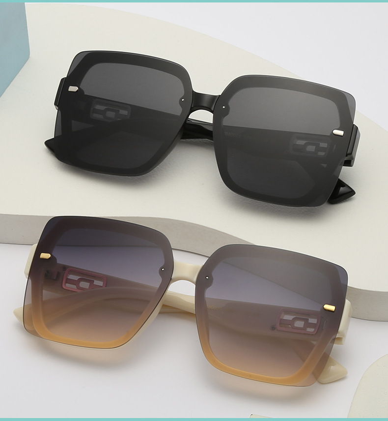 Designer Sunglasses for Men and Women Sun Glasses Fashion Trendy With UV400 Protection BY80009
Designer Sunglasses for Men and Women Sun Glasses Fashion Trendy With UV400 Protection BY80009