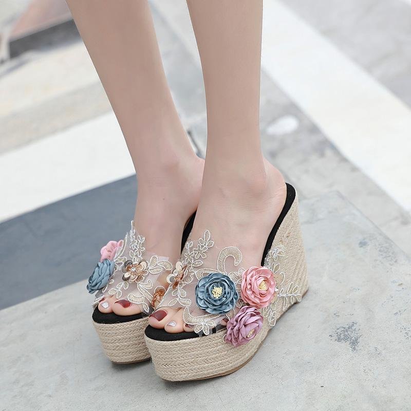 Fashion-Hot Sale-Flower Shoes Ladies' Slippers Lace Rubber Flip Flops Transparent Heel Slipers Women On A Wedge Heeled Mules Platform
Fashion-Hot Sale-Flower Shoes Ladies' Slippers Lace Rubber Flip Flops Transparent Heel Slipers Women On A Wedge Heeled Mules Platform