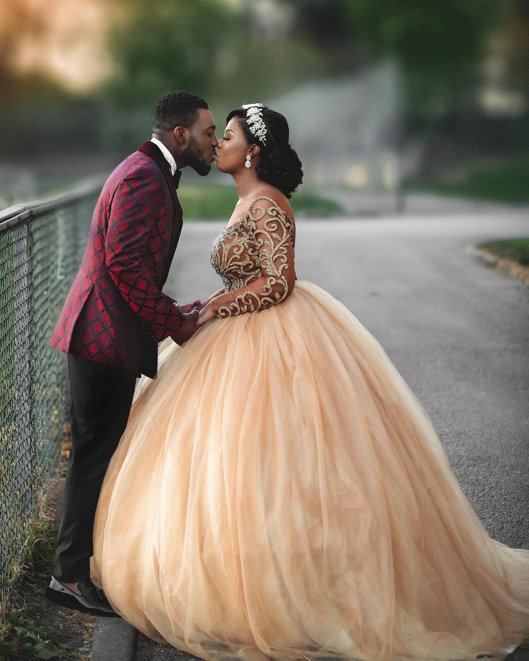 Gold urious Ball Gown Wedding Dresses Shiny V Neck Lace Up Sequins Long Sleeves or Length Train Vintage Robes De Soiree