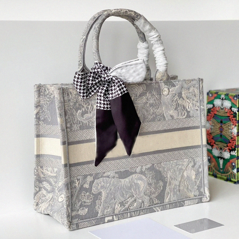 luxury Designer book tote bag Hand old flower full print large High Quality shoulder women diors bags booktotesd, I need see other product
luxury Designer book tote bag Hand old flower full print large High Quality shoulder women diors bags booktotesd, I need see other product