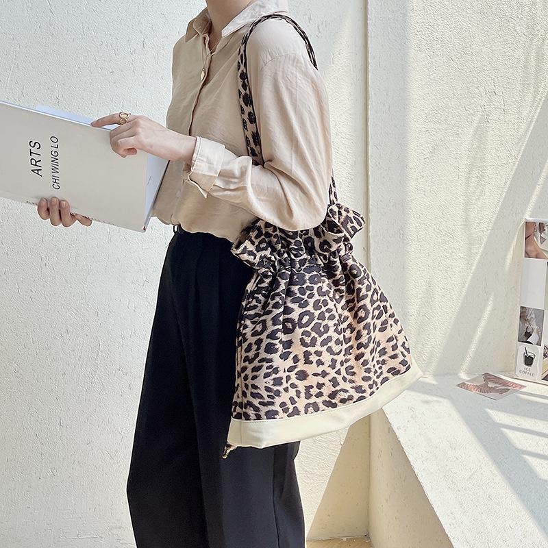 Evening Bags High Capacity Leopard Print Nylon Korean Style Totes For Women 2022 Summer Casual Ladies Handbags And Purse Simple Shoulder Bag, Leopard white
Evening Bags High Capacity Leopard Print Nylon Korean Style Totes For Women 2022 Summer Casual Ladies Handbags And Purse Simple Shoulder Bag, Leopard white