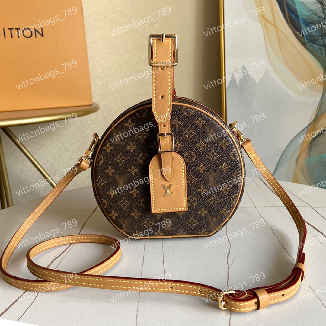 LVs GGs Louiseity Viutonity VUTTONS M52294 BOITE CHAPEAU Round cake women classic shoulder bags clutch handbag luxury crossbody evening e
LVs GGs Louiseity Viutonity VUTTONS M52294 BOITE CHAPEAU Round cake women classic shoulder bags clutch handbag luxury crossbody evening e