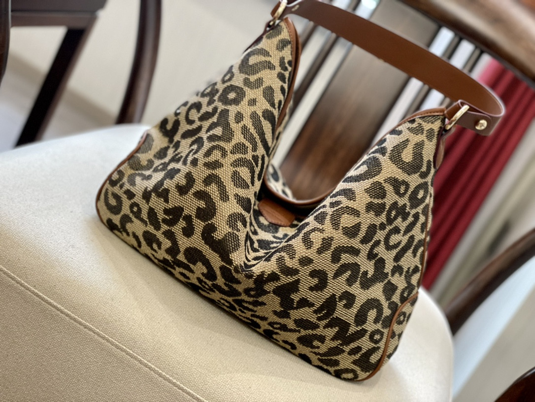 New designer design shoulder bag women's leopard canvas bag fashionable and versatile
New designer design shoulder bag women's leopard canvas bag fashionable and versatile